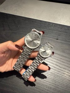 新款浪琴-Longines 精品情侣腕表 经典三针设计 尊贵大气 绅士风范 卓越品质 热卖全城 采用进口石英机芯 顶级316精钢表壳 进口小牛皮表带 矿物质超强 新款浪琴-Longines 精品情侣腕表 经典三针设计 尊贵大气 绅士风范 卓越品质 热卖全城 采用进口石英机芯 顶级316精钢表壳 进口小牛皮表带 矿物质超强