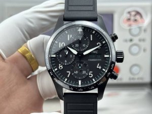 Jp爆炸万国Iwc新款赛车飞行员 DDD 飞行员系列高性能计时腕表，41毫米的表径，完美适配陶瓷测速圈。 DDD J机芯采用Asia7750透底万国的69385