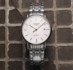 台湾厂出品：白 . 金20. 本品均已严格经过防水压力测试，防水可达120米 此款出货都以三码合一的形式出货，退换均以三码合一进出，望多理解！ 台湾厂出品，浪琴