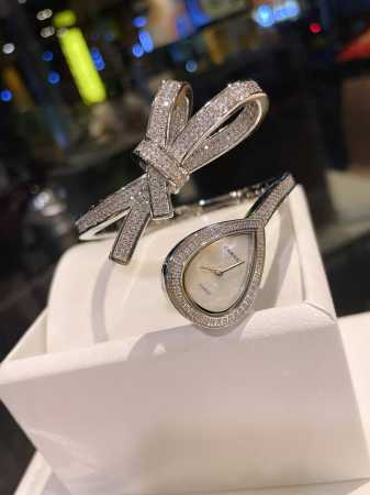 香奈儿-Chanel，新款蝴蝶结手镯腕表，优雅轻盈的缎带蝴蝶结珠宝仍不断为香奈儿的系列作品带来启发。 全新ruban高级珠宝系列，18K白金、黄金、玫瑰金镶嵌钻 - 点击图像关闭
