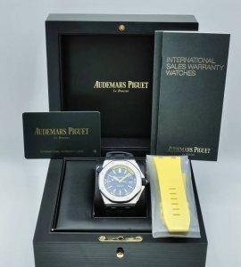 爱彼离岸15710St 蓝盘 这款 Royal Oak Offshore Diver 以标志性的八角形表壳和蓝色表盘设计。专为潜水而生的时计，同时又不失时尚感，
