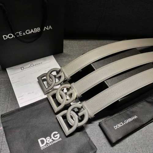 特 Dolce&Gabbana 新款 凭借其低调的线条，这款新腰带完全采用鹿皮印花小牛皮制成，并配有Dg标志扣 4.0Cm