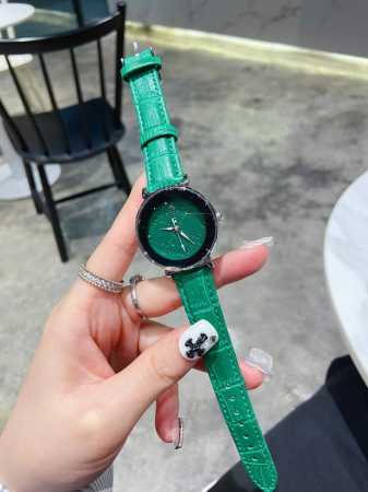 最新款gucci古驰g-Timeless系列，毫米石英女表，传统的中国红喜庆款、以全息图效果打造三维立体感，让人一见倾心、目光难移。表面特别饰有gucci标志造 - 点击图像关闭