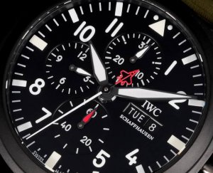 匠心合一 Tws新品 Iwc新款喷火机战计时腕表震撼来袭！驰骋高空 分秒必“真” 必属精品！ 精细彩节 1.沿袭万国表传的统技艺，采用层双浅蓝色防眩晕镀膜。 2