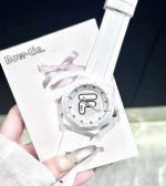 Fila斐乐 不得不说这块白色斐乐小手表 尊滴好有冬天的感觉 奶呼呼的硅胶表带 方便清洗拆卸 上手搭配秋冬白色毛衣 大衣都蛮好看滴耶 是女孩子秋冬方便搭配的饰品