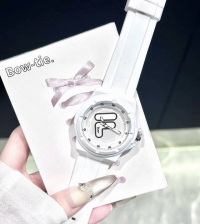 Fila斐乐 不得不说这块白色斐乐小手表 尊滴好有冬天的感觉 奶呼呼的硅胶表带 方便清洗拆卸 上手搭配秋冬白色毛衣 大衣都蛮好看滴耶 是女孩子秋冬方便搭配的饰品