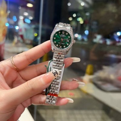 新款推荐钻圈 劳力士 28Mm精致小表螺旋后盖 女款钻面 爆款推荐 设计显出独特高贵优雅女神气质！316精钢搭配蝴蝶扣，不显浮华的风格广受女神喜爱，逐渐深刻人心