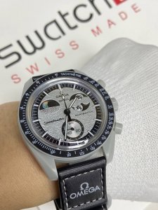 Swatch联名 一体壳 系列 性超高。认准细节品质！ Swatch斯沃琪联名款 钢灰色手表，黑色 Velcro 表带，栩栩如生地体现月亮的气质。所有指针和测速