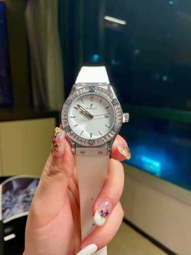 女表 品牌 ：恒宝三针精品 类型 ：魅力女款 表带 ：进口橡胶表带 机芯 进口石英机芯 镜面 ：矿物质强化玻璃 更高清 品味高雅 运动休闲 匠心独运 腕间瑰宝尺