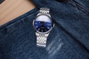 台湾厂出品：白钢 . 本品均已严格经过防水压力测试，防水可达120米 此款出货都以三码合一的形式出货，退换均以三码合一进出，望多理解！ 台湾厂出品，浪 琴 开创