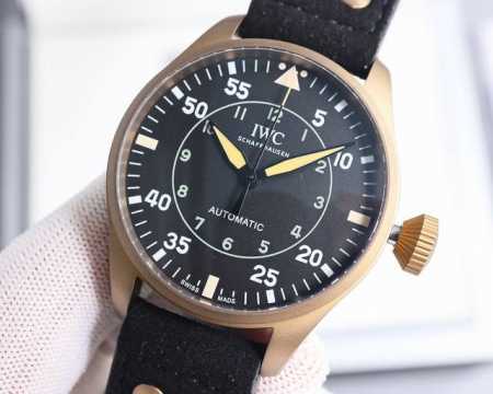 白 -金 Iwc 万国 空中霸主 大飞 大飞行员 系列。43Mm 狂野阳刚的设计，霸气侧漏。细腻温柔的工艺，炉火纯青。两者相辅---刚柔并济，虎啸猿啼。 表壳 - 点击图像关闭