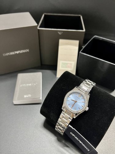 晴空之吻 钻石物语 DDD Ar11593 DDD 阿玛尼32Mm天穹石英表 以珠宝级工艺定格碧空浪漫 DDD 天空蓝表盘邂逅玫瑰金刻度，如朝霞穿透云层的温柔序