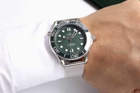 欧米茄-Omega 海马系列300米潜水腕表 表壳采用316L精钢表壳，搭载同级唯一陶瓷原装单向旋转计时圈口。表壳侧面泄压阀跟原装一致。表径42Mm 圈口采用进 - 点击图像关闭
