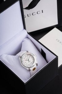 古驰 Gucci新款中性潜水表，加入星星蜜蜂等点缀表盘，时尚不失大气，男女皆宜，40 Mm表径，应用不锈钢材质，经缎面拉丝润饰，并搭配与表盘配色一致的橡胶表带。