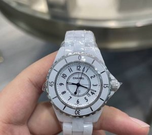 品牌:香奈儿 系列:J12系列 型号:H0968 材质:精钢 镜面:蓝宝石玻璃 表盖:密底 表扣:折叠扣 表径:33Mm 机芯类型:石英机芯 成色:95新 附件
