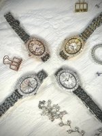 萧邦Chopardl‘Heuredudiamant系列腕表， 全新椭圆形表盘带来新颖格调，以符合伦理道德标准的白或玫瑰色打造，饰有钻石、珍珠母贝表盘，臻雅钻石璀