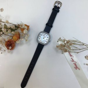 Tiffany＆Co.蒂芙尼 这款腕表的表盘设计灵感源自20世纪六七十年代的一系列蒂芙尼复古广告，每个时标分别镶嵌一颗采用不同切割方式的钻石，圆形漆层表盘点缀有