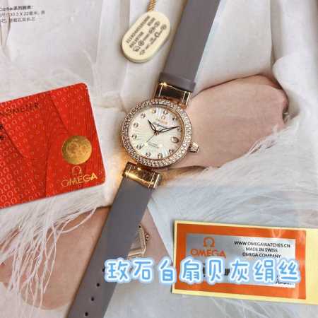光圈：白 玫 钻圈：白 玫 Ladymatic系列的女性腕表全新绢丝带 是品牌首枚专为女性打造的腕表之一 作为优雅和精致的代名词 在上世纪可谓是引领时代潮流口 - 点击图像关闭