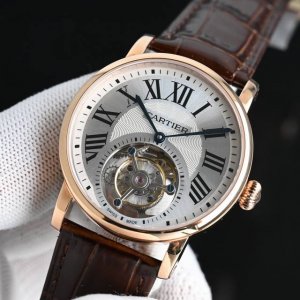 卡地亚Rotonde De Cartier Tourbillon Cadran Love陀飞轮腕表表壳精炼，为充满想象力的设计师提供了承载机械部件的理想舞台。此