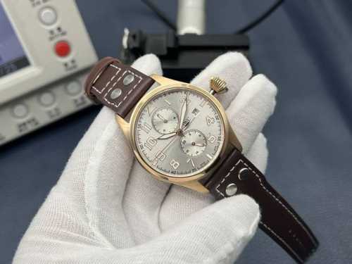 iws Factory2025新品 颜值巅峰 Iwc旗下最耀眼的明星，万国长动能月相专家， 全新飞行员系列Iw51584透底腕表。 1 表壳 316L精钢表壳，