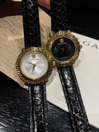 范思哲 Versace Greca Glam 系列腕表。镂空回纹表圈，步入范思哲迷宫妙境。希腊回纹穿梭延绵，在表圈与盘面上巧妙交汇，温柔不失力量。12时位浮雕美 - 点击图像关闭