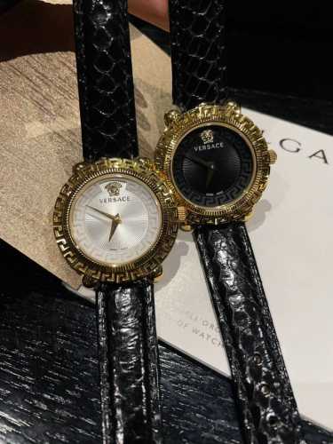 范思哲 Versace Greca Glam 系列腕表。镂空回纹表圈，步入范思哲迷宫妙境。希腊回纹穿梭延绵，在表圈与盘面上巧妙交汇，温柔不失力量。12时位浮雕美
