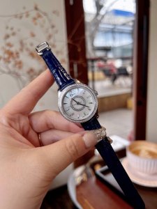 金银同价 Diorviii Montaigne系列又推出勃艮第色的秋冬版本，表款彰显出强大的女性魅力。新款腕表从dior迪奥成衣系列中汲取灵感，是名副其实的高级