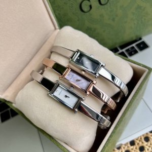 恒信原厂配件 古驰 Gucci 女士手镯表1 L系列，三色可选，原单瑞士石英机芯，现货3天内发； G家的1 L手镯方表是中古系列，表盘装饰双g图案，表径12*3