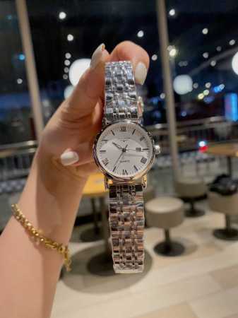 白 金 钢带20 新款浪琴-Longines简约大气女款 进口石英机芯 矿物质玻璃镜面 316L精钢表壳 直径30Mm厚8Mm 该款腕表备受女性喜爱，在不同的场 - 点击图像关闭