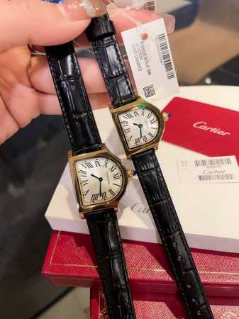 白 金 是腕表，也是座钟。卡地亚 Cpc 黄金桌铃 Cloche 是卡地亚制表史上产量最少的几款设计之一，诞生于1920年的钟形腕表设计，在百年间仅有十数次发行 - 点击图像关闭