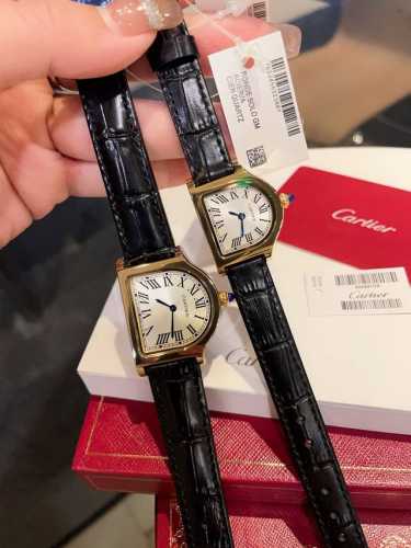 白 金 是腕表，也是座钟。卡地亚 Cpc 黄金桌铃 Cloche 是卡地亚制表史上产量最少的几款设计之一，诞生于1920年的钟形腕表设计，在百年间仅有十数次发行