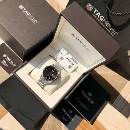 泰格豪雅卡莱拉系列双日历款，原单！41Mm直径，钢带款！！蓝宝石防弦玻璃，瑞士原装Sw220机械机芯，透底设计，表壳打磨抛光精细，菱角分明，精细拉砂表带，双按扣 - 点击图像关闭