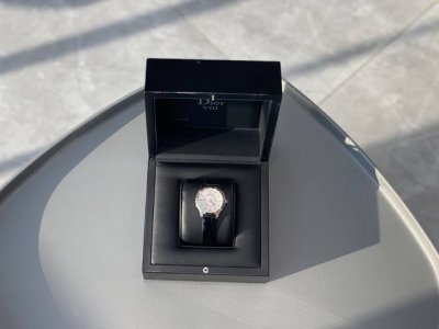390迪奥 内圈钻黑色表带。Dior Viii Montaigne 女款满钻真钻手表公价都是6W，全部是专柜在售款！支持任何腕表机构验货！ 一共三个款式：黑带款