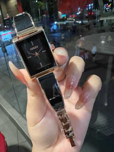 玫瑰金 火爆款 Gucci 古奇 来袭此品牌是简约主义的典范，最大特色就是表盘设计，打破千篇一律，简单而富有变化和品味，突出个性是古驰手表给人的特别印象，在尊重