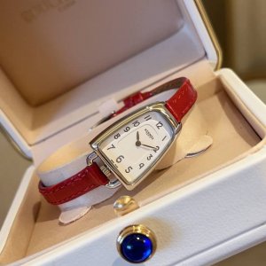 HermèS 推出 Galop D’Hermes 系列新一季腕表作品，依然从马术运动中汲取灵感，表壳独特的圆润造型源自于 马镫 元素。新作以更细巧的 20X27