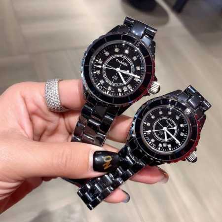 香奈儿 Chanel J12系列n表径：表扣：三重折叠原装扣 背透：密底 表壳材质：陶瓷n表盘材质：陶瓷精钢 表镜材质：水晶玻璃 表冠材质：精钢，旋入式精钢表冠 - 点击图像关闭