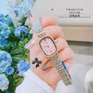 宝格丽Mini款 ！Bvlgari 宝格丽 Bvlgari系列 经典又不失时尚气息女表，进口石英，合金材质 细节做工非常不错，小号尺寸：表盘直径21X 27Mm