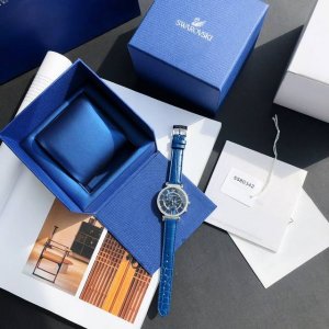 施华洛世奇！美艳到无法抗拒的专柜新款！Passage Chrono系列，奢华腕表完美融合现代与传统之美，能让任何服饰都增色不少。不锈钢表壳搭配亮眼的阳光表盘，另