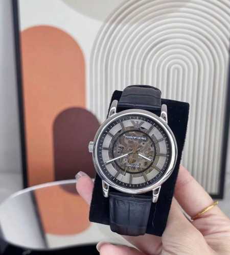 作为送男友的礼物，阿玛尼Ar1981值得入手，但也有小细节要注意，优点很突出，外观真的抗打，简约大气的设计，男生戴显成熟稳重，不管是职场还是日常都百搭；自动机械