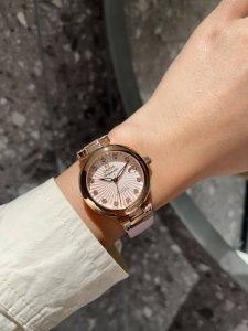 白 金 钻20 Ladymatic系列的女性腕表全新绢丝带 是品牌首枚专为女性打造的腕表之一 作为优雅和精致的代名词 在上世纪可谓是引领时代潮流口 简直是开创了