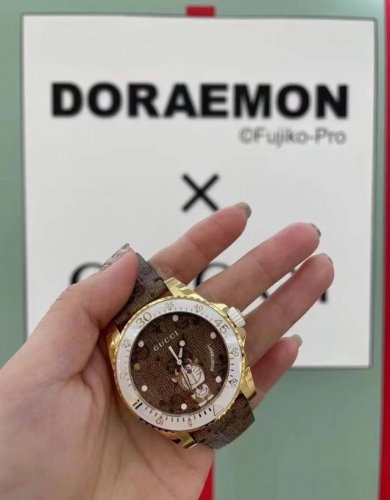 爆款来咯来咯来货咯 古驰 Doraemon X Gucci Dive 联名系列腕表 结合单向旋转表圈潜水表经典元素 黄金色表壳 饰哆啦A梦Ggfujiko-pr