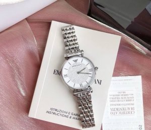 我愿意把星辰银河都送给你” Emporio Armani满天星系列星空摩天轮腕表兼具高雅与现代风格，采用银色表壳，搭配同色系太阳纹表盘，水晶装饰尽显别样华贵质感