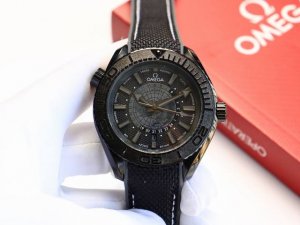 欧米茄-Omega 海马系列潜水腕表 DDD 表壳采用316L精钢表壳，搭载同级唯一陶瓷原装单向旋转计时圈口。表壳侧面泄压阀跟原装一致 DDD 圈口采用进口陶瓷
