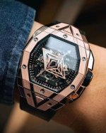光 钻3450 Hublot 宇舶 Big Bang Sangbleu Iil 刺青三代，一代更胜一代。表款直径为42毫米，采用酒桶型多面结构设计，进一步增强了