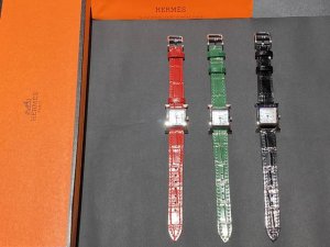 金 钻50 最新上市heure H腕表 H皮带logo标志表壳尺寸 中号 小号 不锈钢表壳 羽毛 镶钻 中号26X26毫米 小号21X21毫米 镶嵌112颗钻石