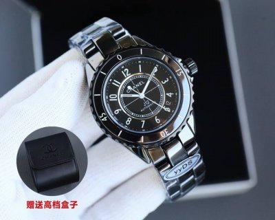 推出J12绣花针系列H9762，表壳：黑色精密陶瓷和黄18 K金色表壳表圈：蓝宝石水晶单向旋 转表圈表盘：黑色漆面表盘，镀金时标和斜面表冠：凸圆形白色精密陶瓷旋