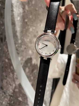 古驰小黑金表 原单品质、值得信赖 爆款古驰gucci、巴塞尔钟表展新宠，全新设计！字面：天然贝母面，机芯：瑞士石英，表带：进口牛皮 316精钢 ，尺寸：小号27 - 点击图像关闭
