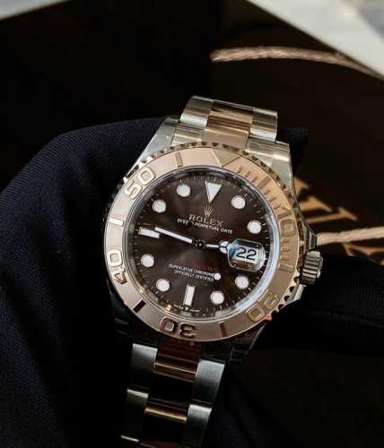 劳力士游艇名仕126621 Rolex，游艇明仕型126621-0001， 间金咖游艇，表径40毫米，巧克力色表盘， 日期显示，劳力士专柜售价:116300元
