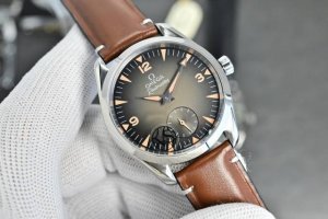 大三针，皮带 -钢带 两针半，皮带 -钢带2210 2025年度秋冬新品，欧米茄-海马全新“铁霸”腕表小秒针款，米色渐变表盘上数字和刻度时标覆有复古色调的Sup