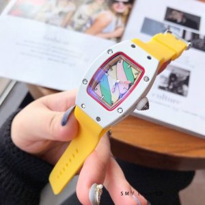 棉花糖表面 最新爆款。 理查德米勒 Richard Mille 表界的女神 女士们梦寐以求的腕表，专为那些欣赏高端腕表的独创性和技术性大胆的女性而设计 实现了把